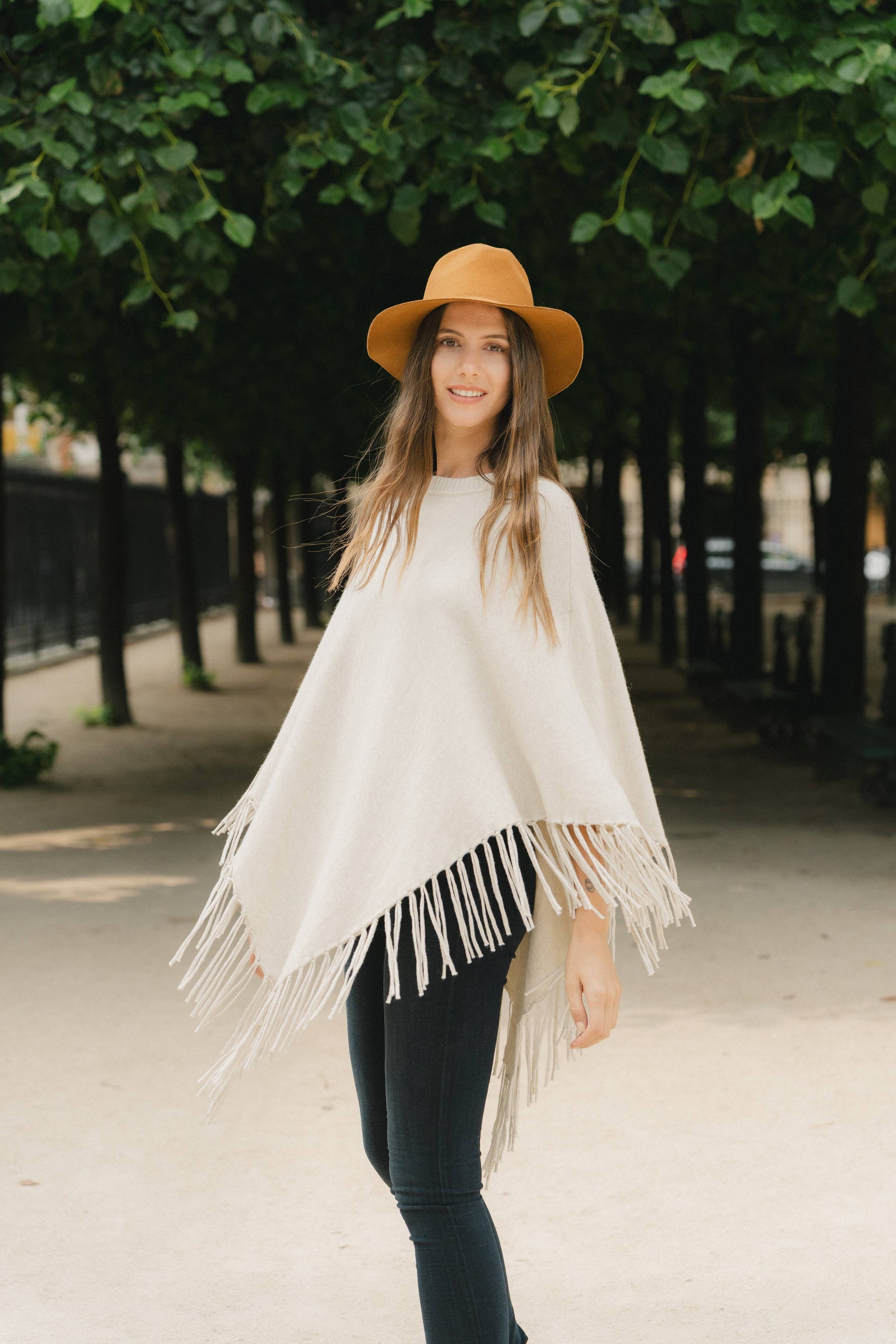 Knit poncho with fringes and round neck