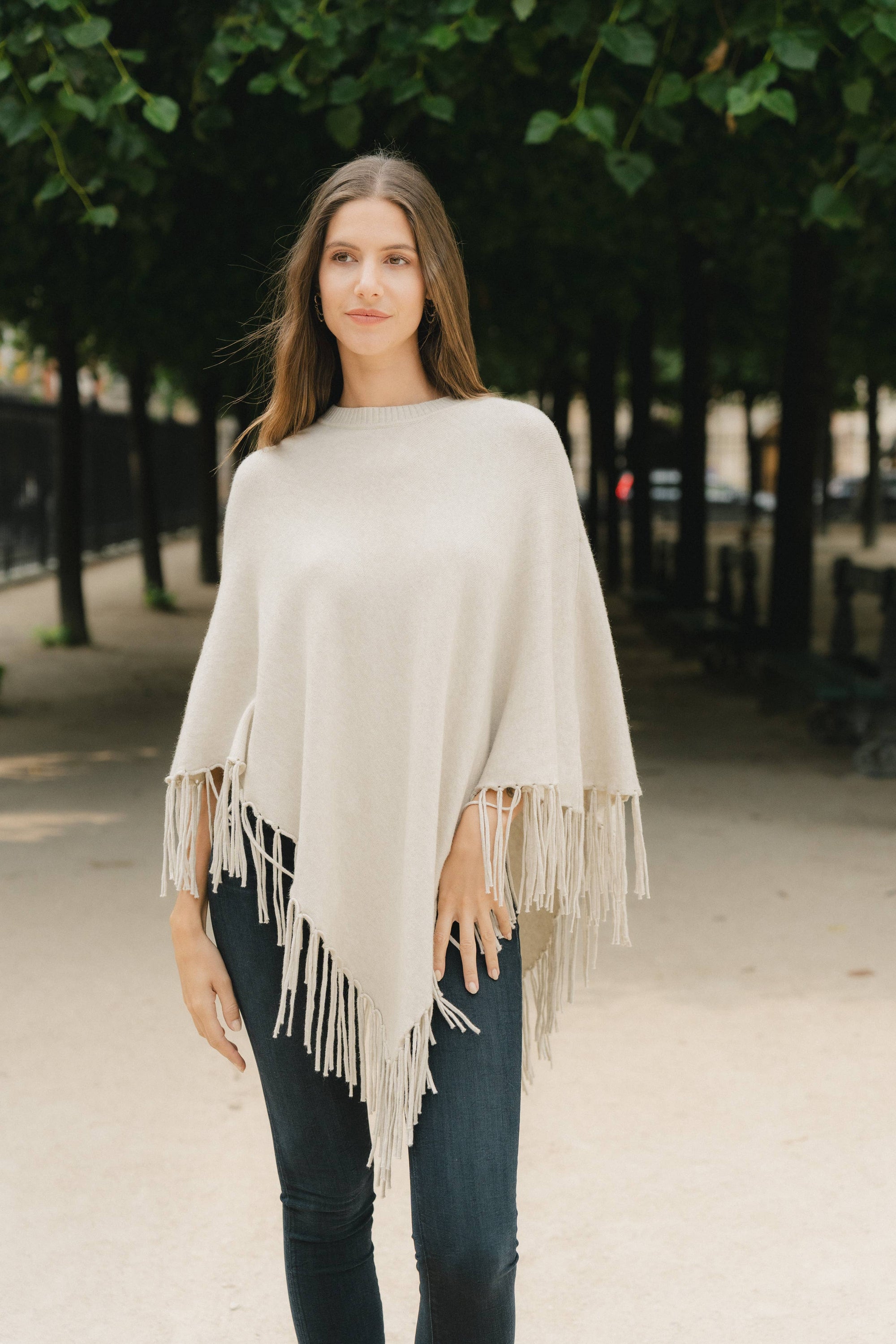 Knit poncho with fringes and round neck
