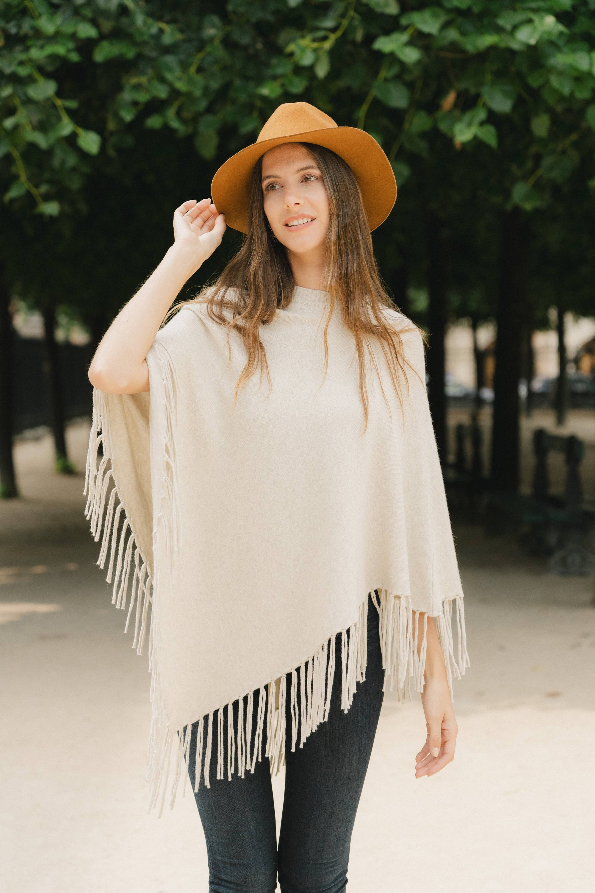 Knit poncho with fringes and round neck